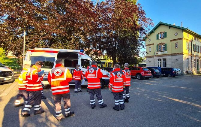 Einsatzkräfte vor dem Bahnhof Oppenweiler