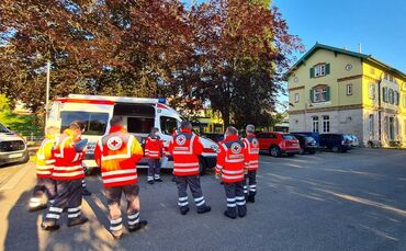 Einsatzkräfte vor dem Bahnhof Oppenweiler