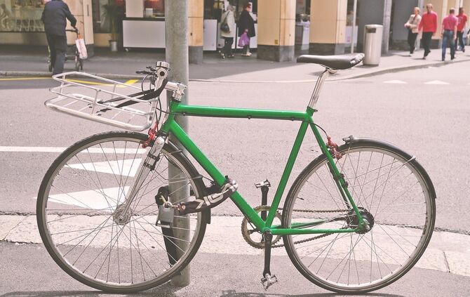Fahrrad an Laterne Symbolbild Symbol symbolfoto