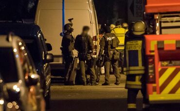 SEK-Einsatz in Kirchheim/ Teck - Ãtlingen: Mann verletzt mit Messer seine Mutter und flÃ¼chtet auf Dach_0