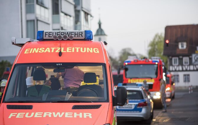 SEK-Einsatz in Kirchheim/ Teck - Ãtlingen: Mann verletzt mit Messer seine Mutter und flÃ¼chtet auf Dach_1