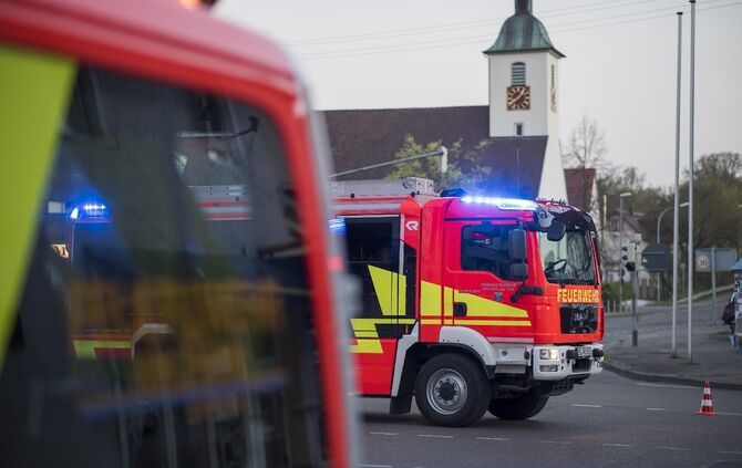 SEK-Einsatz in Kirchheim/ Teck - Ãtlingen: Mann verletzt mit Messer seine Mutter und flÃ¼chtet auf Dach_2