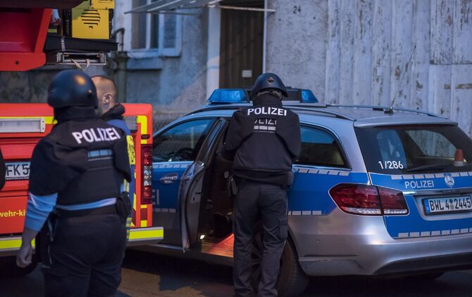 SEK-Einsatz in Kirchheim/ Teck - Ãtlingen: Mann verletzt mit Messer seine Mutter und flÃ¼chtet auf Dach_3