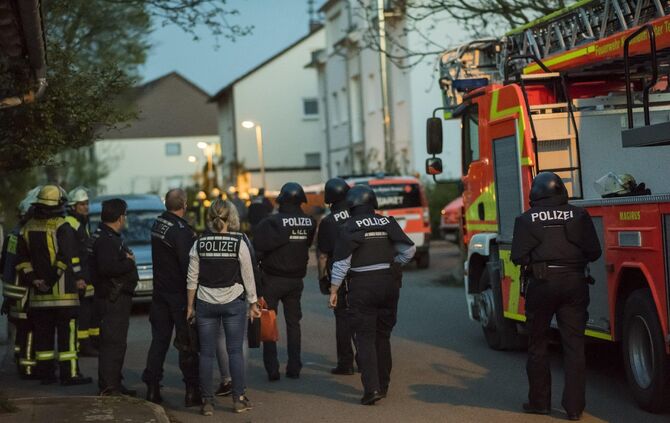 SEK-Einsatz in Kirchheim/ Teck - Ãtlingen: Mann verletzt mit Messer seine Mutter und flÃ¼chtet auf Dach_4