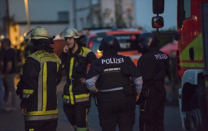 SEK-Einsatz in Kirchheim/ Teck - Ãtlingen: Mann verletzt mit Messer seine Mutter und flÃ¼chtet auf Dach_5
