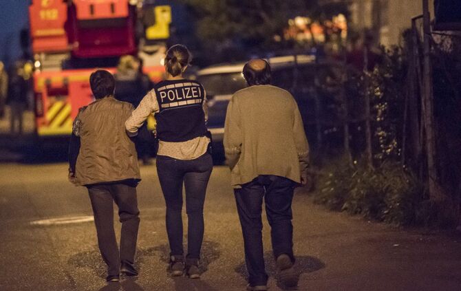 SEK-Einsatz in Kirchheim/ Teck - Ãtlingen: Mann verletzt mit Messer seine Mutter und flÃ¼chtet auf Dach_6