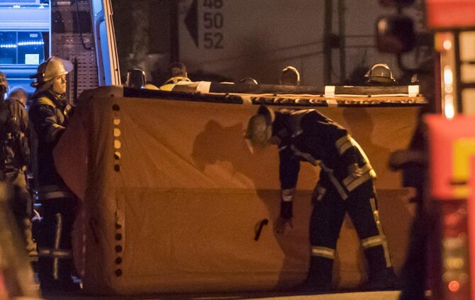 SEK-Einsatz in Kirchheim/ Teck - Ãtlingen: Mann verletzt mit Messer seine Mutter und flÃ¼chtet auf Dach_7