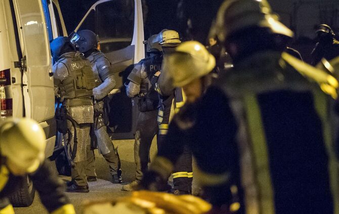 SEK-Einsatz in Kirchheim/ Teck - Ãtlingen: Mann verletzt mit Messer seine Mutter und flÃ¼chtet auf Dach_8