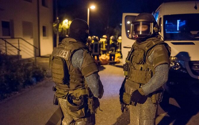 SEK-Einsatz in Kirchheim/ Teck - Ãtlingen: Mann verletzt mit Messer seine Mutter und flÃ¼chtet auf Dach_9