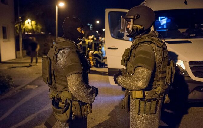 SEK-Einsatz in Kirchheim/ Teck - Ãtlingen: Mann verletzt mit Messer seine Mutter und flÃ¼chtet auf Dach_10