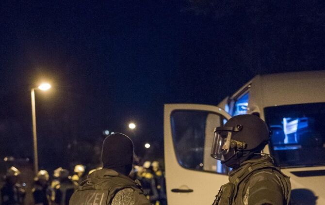 SEK-Einsatz in Kirchheim/ Teck - Ãtlingen: Mann verletzt mit Messer seine Mutter und flÃ¼chtet auf Dach_11