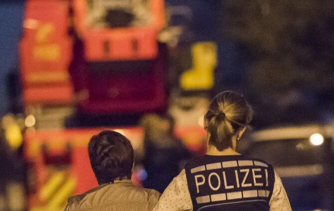 SEK-Einsatz in Kirchheim/ Teck - Ãtlingen: Mann verletzt mit Messer seine Mutter und flÃ¼chtet auf Dach_12