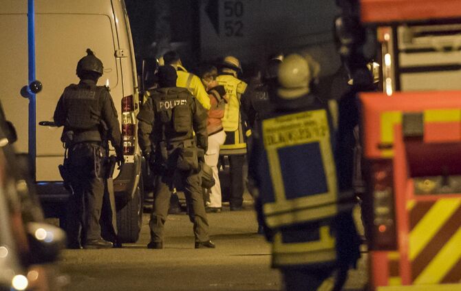 SEK-Einsatz in Kirchheim/ Teck - Ãtlingen: Mann verletzt mit Messer seine Mutter und flÃ¼chtet auf Dach_13