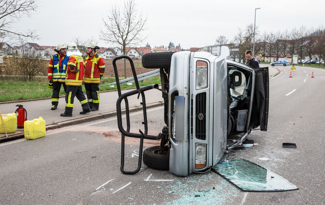 Auto prallt gegen 2  Autos_0