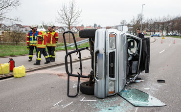 Auto prallt gegen 2  Autos_0