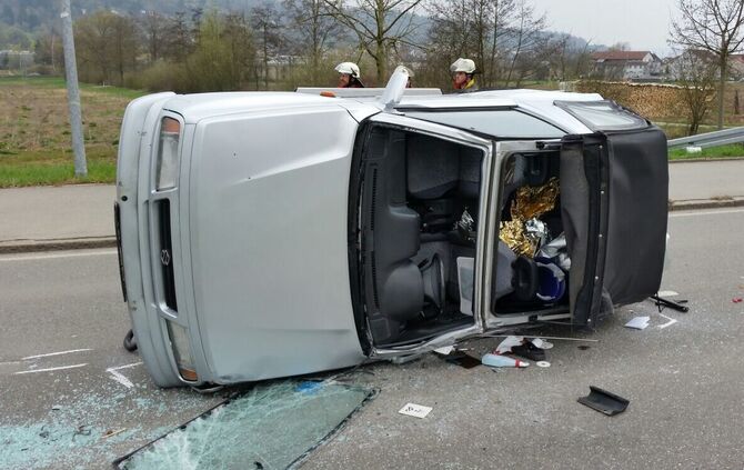 Auto prallt gegen 2  Autos_1