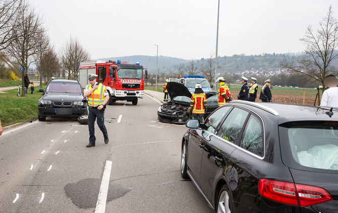 Auto prallt gegen 2  Autos_3