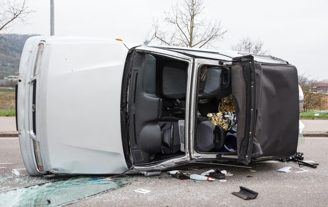 Auto prallt gegen 2  Autos_4