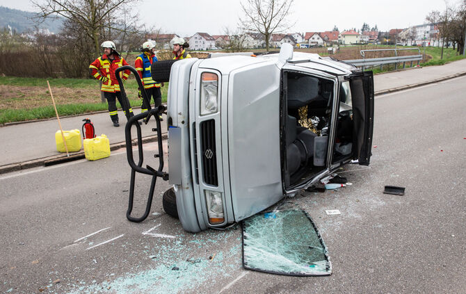 Auto prallt gegen 2  Autos_5