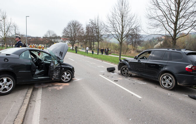 Auto prallt gegen 2  Autos_6