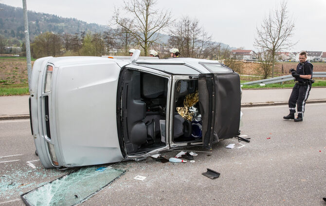 Auto prallt gegen 2  Autos_7