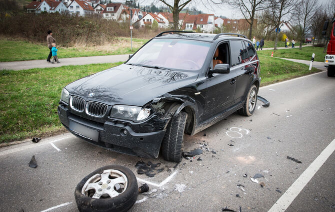 Auto prallt gegen 2  Autos_8