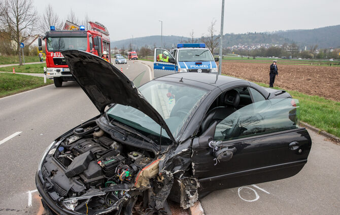 Auto prallt gegen 2  Autos_9