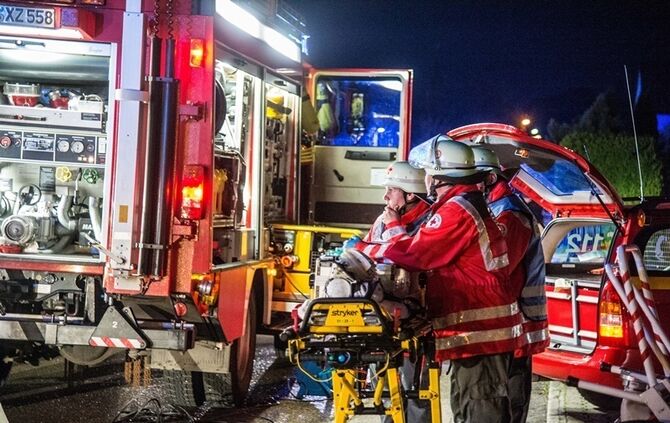 Brand im Dachgeschoss richtet hohen Schaden an - 1 Verletzter - Bild 02_0