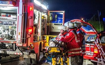 Brand im Dachgeschoss richtet hohen Schaden an - 1 Verletzter - Bild 02_0