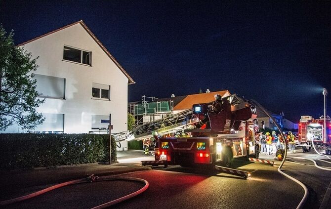 Brand im Dachgeschoss richtet hohen Schaden an - 1 Verletzter - Bild 01_1