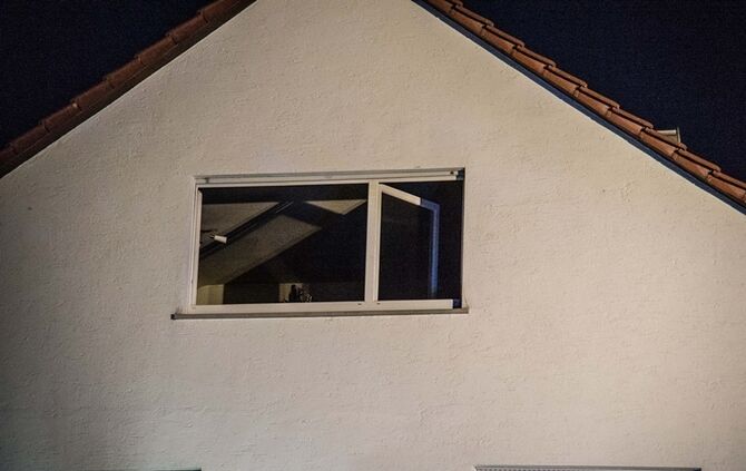 Brand im Dachgeschoss richtet hohen Schaden an - 1 Verletzter - Bild 04_3