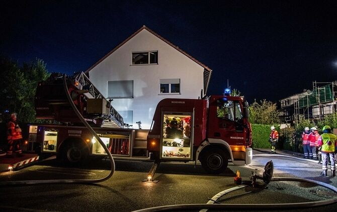 Brand im Dachgeschoss richtet hohen Schaden an - 1 Verletzter - Bild 08_7