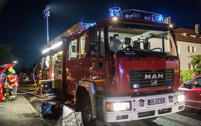 Brand im Dachgeschoss richtet hohen Schaden an - 1 Verletzter - Bild 09_8