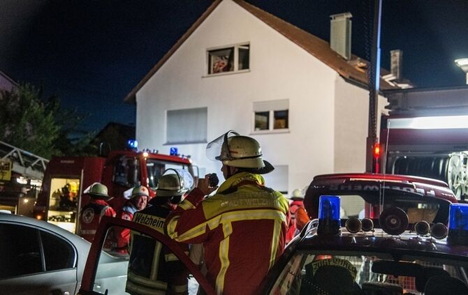 Brand im Dachgeschoss richtet hohen Schaden an - 1 Verletzter - Bild 10_9