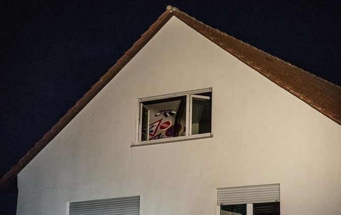 Brand im Dachgeschoss richtet hohen Schaden an - 1 Verletzter - Bild 11_10