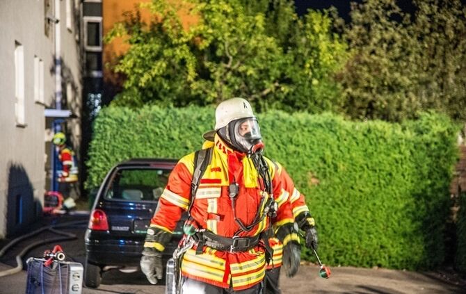 Brand im Dachgeschoss richtet hohen Schaden an - 1 Verletzter - Bild 12_11
