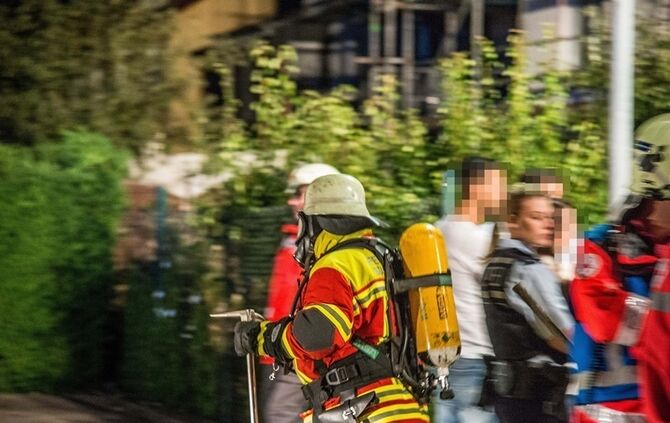 Brand im Dachgeschoss richtet hohen Schaden an - 1 Verletzter - Bild 13_12