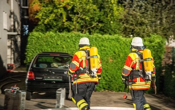 Brand im Dachgeschoss richtet hohen Schaden an - 1 Verletzter - Bild 14_13