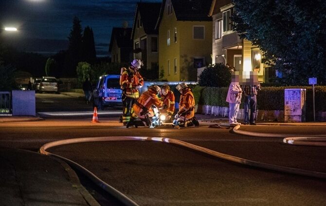 Brand im Dachgeschoss richtet hohen Schaden an - 1 Verletzter - Bild 17_16