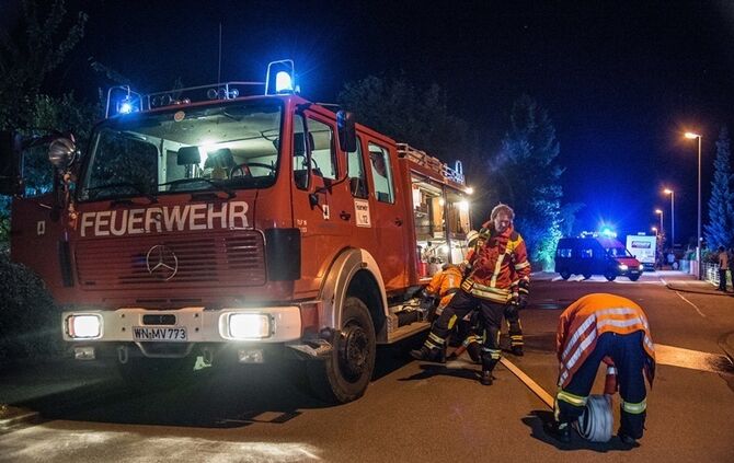 Brand im Dachgeschoss richtet hohen Schaden an - 1 Verletzter - Bild 19_18