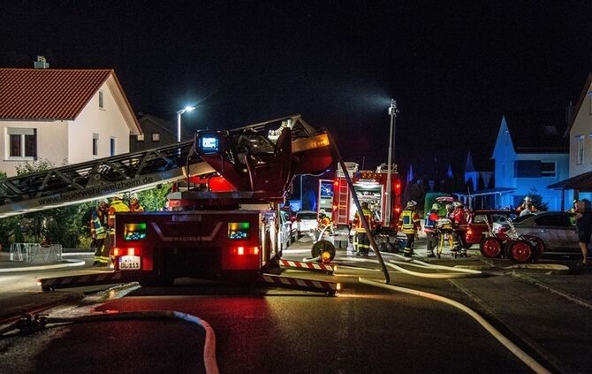 Brand im Dachgeschoss richtet hohen Schaden an - 1 Verletzter - Bild 20_19