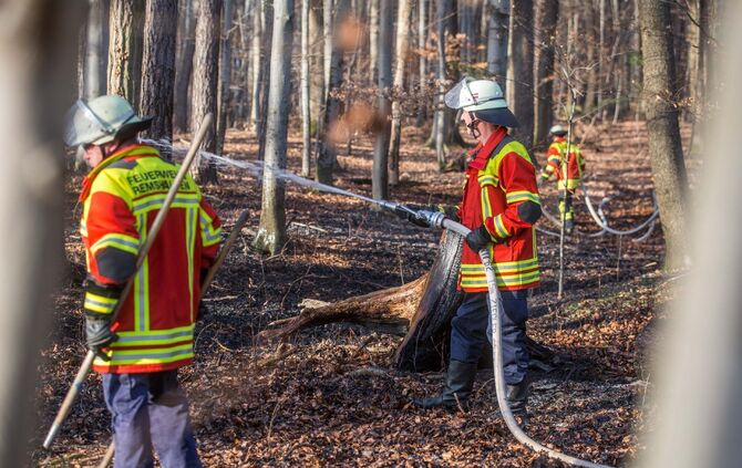 100qm Waldboden brennt am Waldrand von Remshalden - Feuerwehr lÃ¶scht Baumstamm und trockenes Laub_6