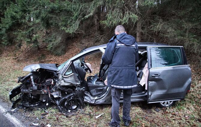 B14 bei GroÃerlach: Schwerer Unfall mit mehreren Verletzten_0