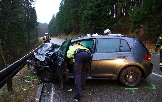 B14 bei GroÃerlach: Schwerer Unfall mit mehreren Verletzten_1