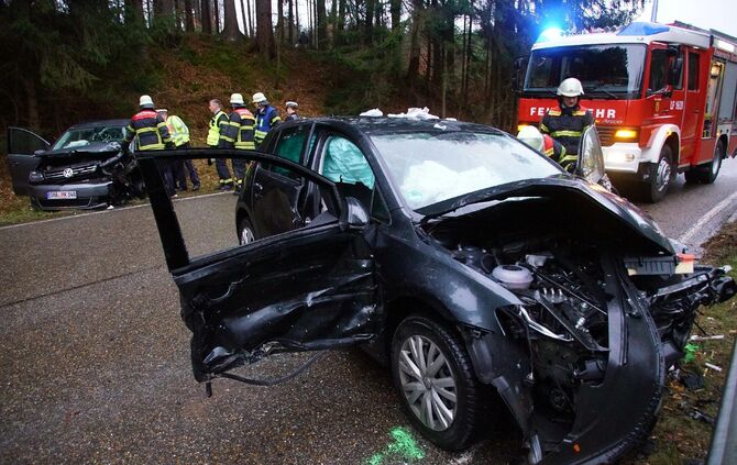 B14 bei GroÃerlach: Schwerer Unfall mit mehreren Verletzten_4