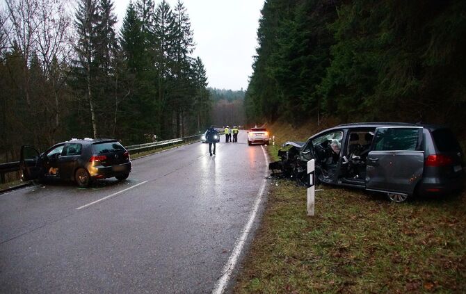 B14 bei GroÃerlach: Schwerer Unfall mit mehreren Verletzten_5