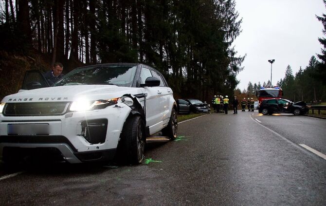 B14 bei GroÃerlach: Schwerer Unfall mit mehreren Verletzten_10