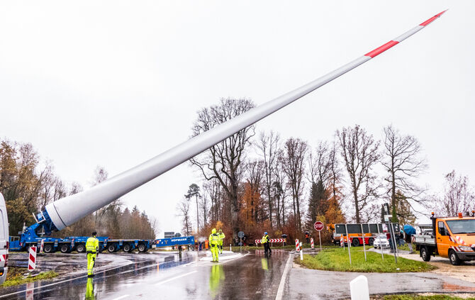 Windradtransport zur Winradbaustelle, Goldboden, Winterbach, 21.11.2017.