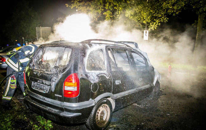 Zwei Autos ausgebrannt - Bild 08_0