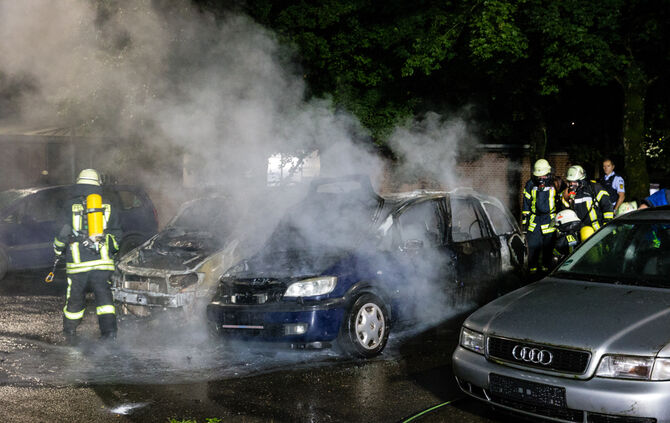 Zwei Autos ausgebrannt - Bild 01_1